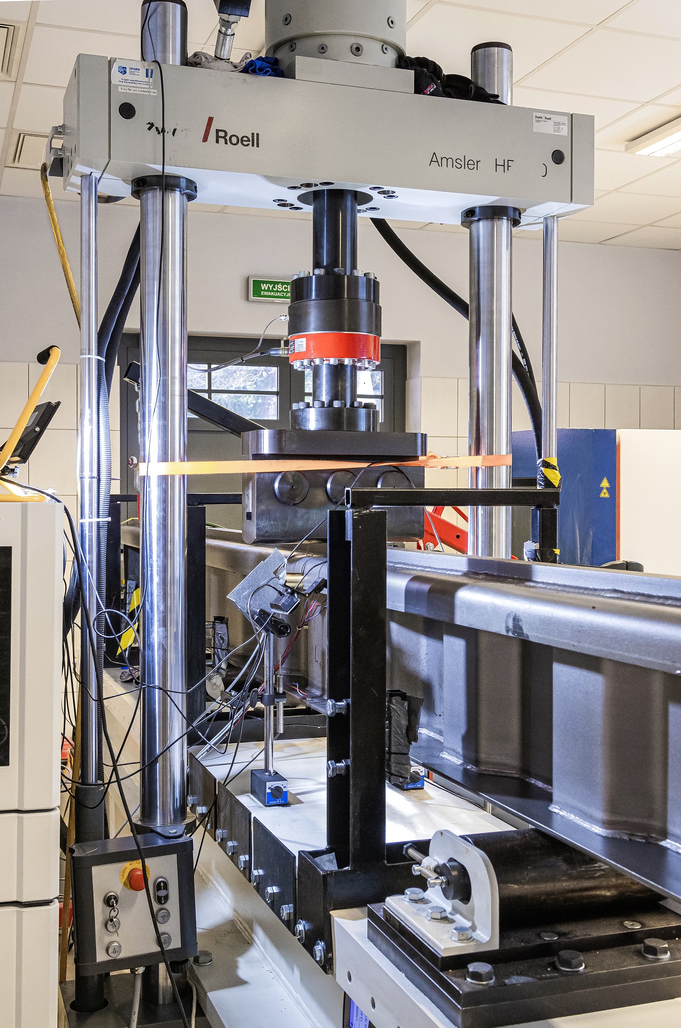 Servohydraulic testing machine ZwickRoell HB250 Infrastructure database